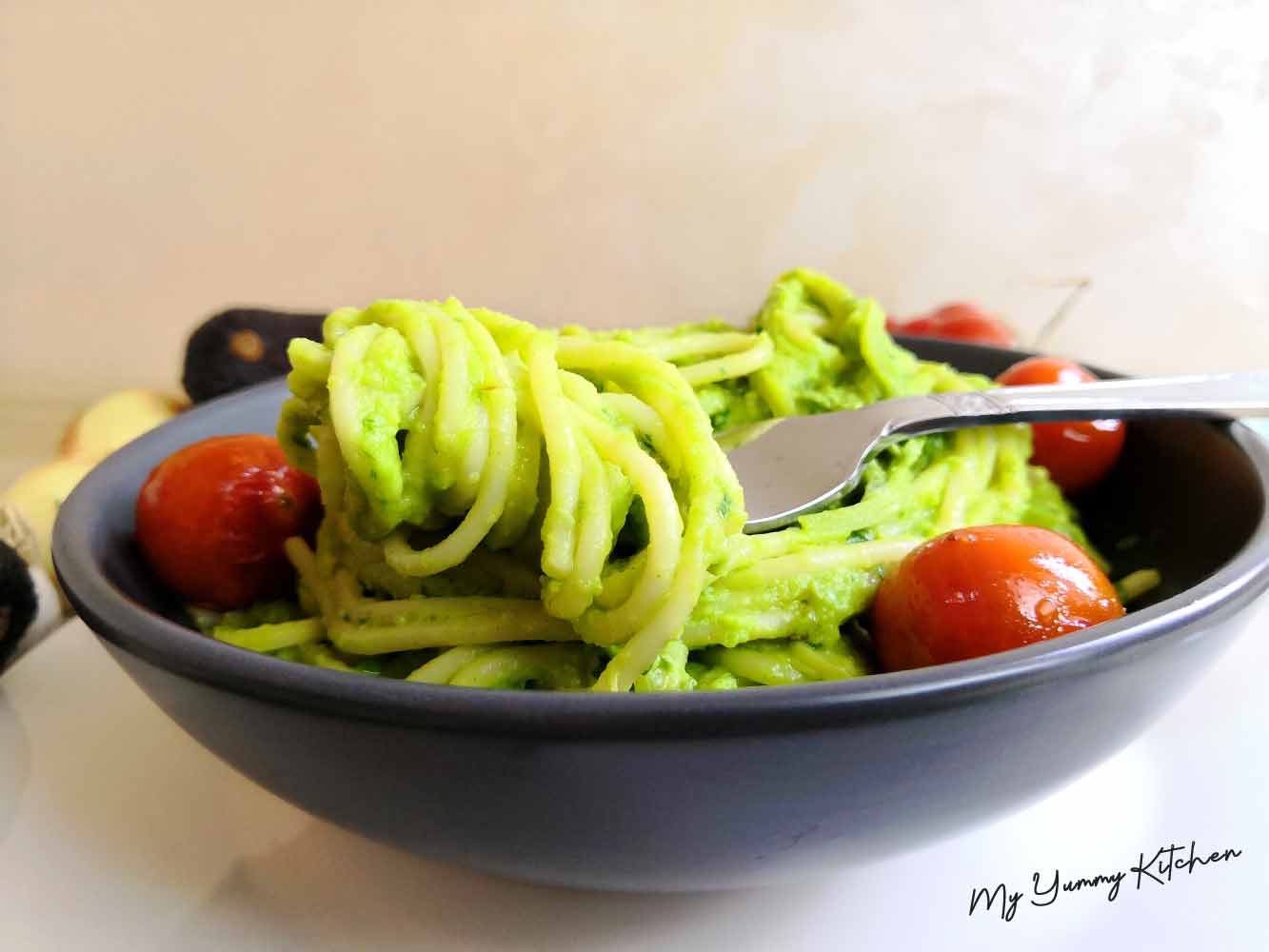 Spaghettis de blé et Courgettes à la Sauce Crémeuse aux Avocats
